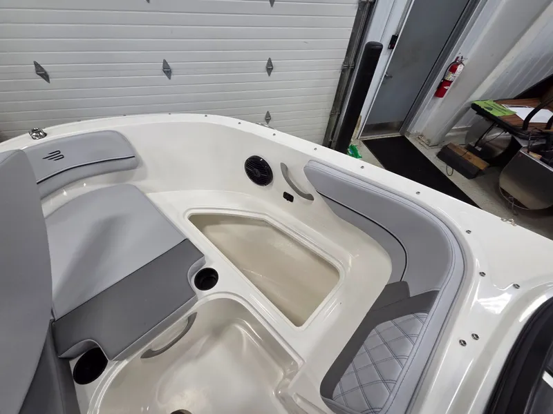 Slide: The Image of Bayliner VR4 Bowrider OB 2026 - 28