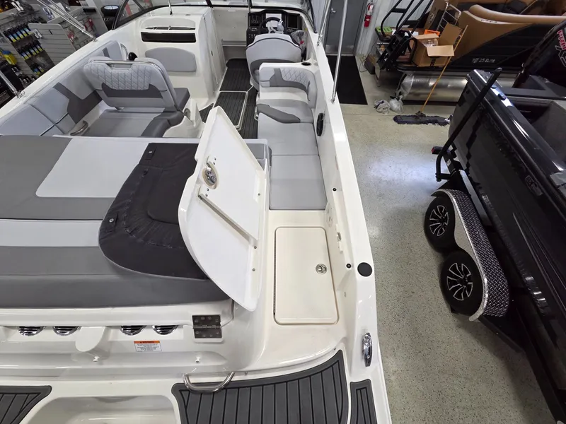 Slide: The Image of Bayliner VR6 Bowrider OB 2026 - 11