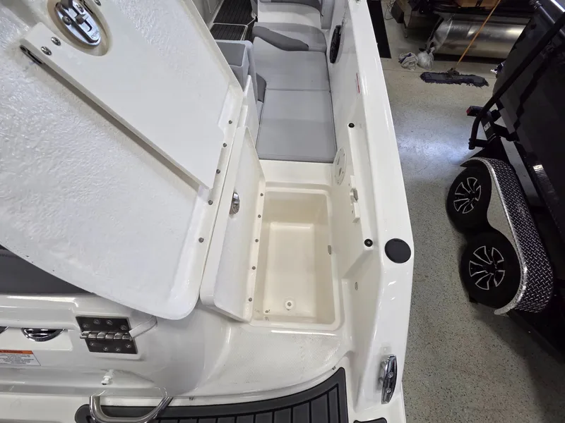 Slide: The Image of Bayliner VR6 Bowrider OB 2026 - 12