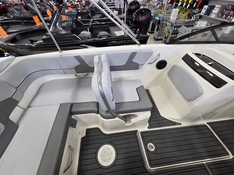 Slide: The Image of Bayliner VR6 Bowrider OB 2026 - 15