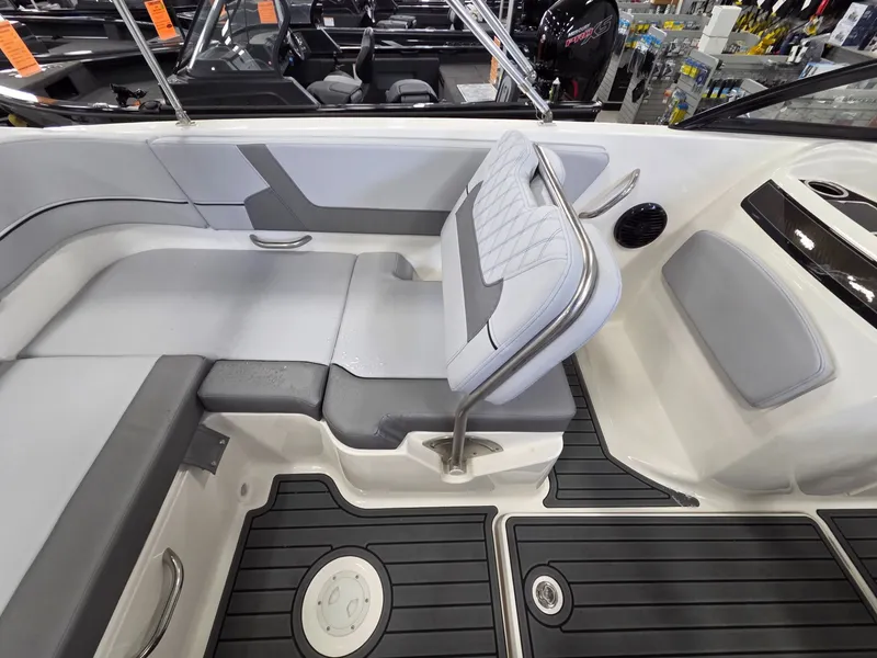 Slide: The Image of Bayliner VR6 Bowrider OB 2026 - 18