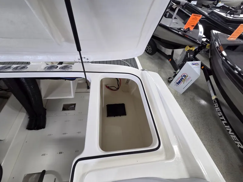 Slide: The Image of Bayliner VR6 Bowrider OB 2026 - 21