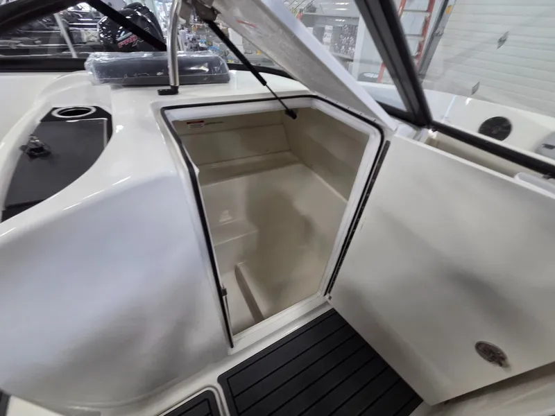 Slide: The Image of Bayliner VR6 Bowrider OB 2026 - 31