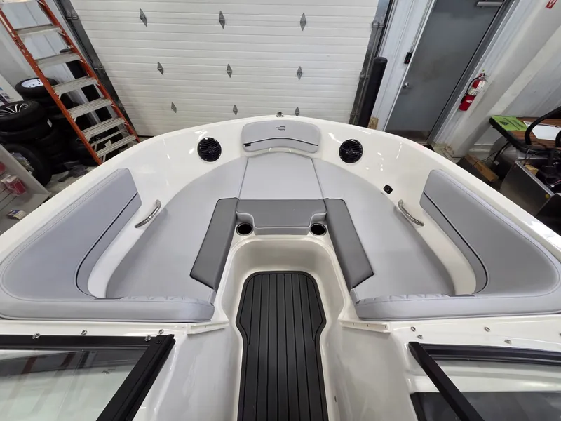 Slide: The Image of Bayliner VR6 Bowrider OB 2026 - 39