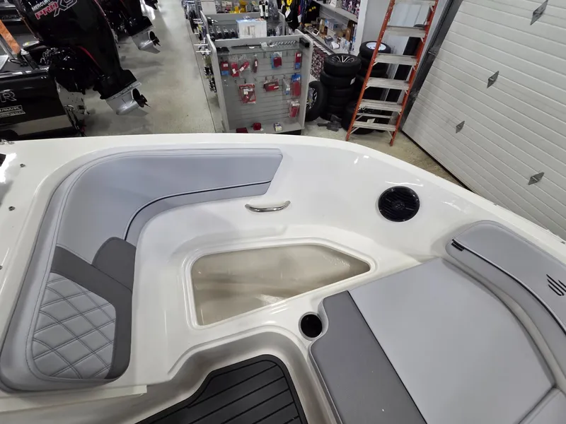 Slide: The Image of Bayliner VR6 Bowrider OB 2026 - 40