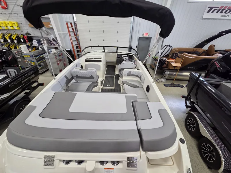 Slide: The Image of Bayliner VR6 Bowrider OB 2026 - 9