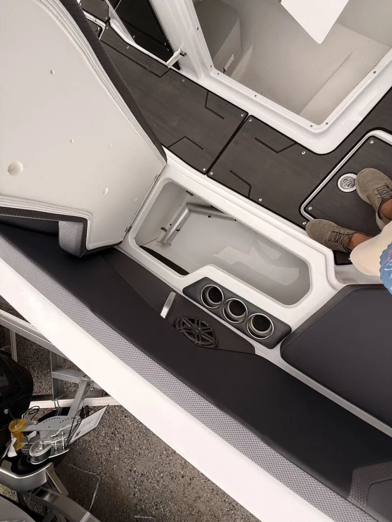 Slide: The Image of Scarab 285 LX Wake 2025 - 23