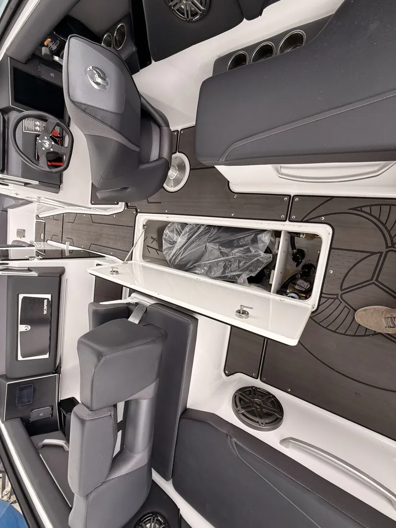 Slide: The Image of Scarab 285 LX Wake 2025 - 32