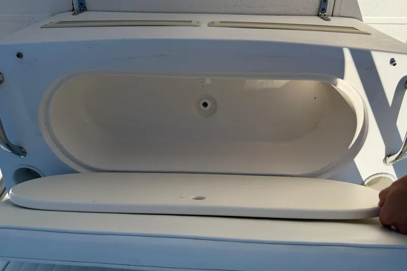 Slide: The Image of Interior of 2006 Shamrock 220 Stalker boat cabin with coiled rope. - 14