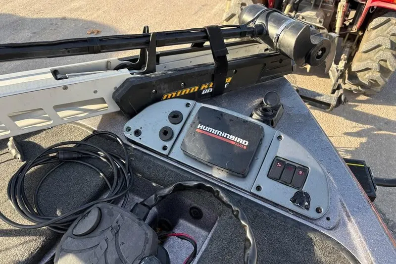 Slide: The Image of 2011 Ranger Z118 Comanche boat dashboard with Humminbird electronics and Minn Kota trolling motor. - 10