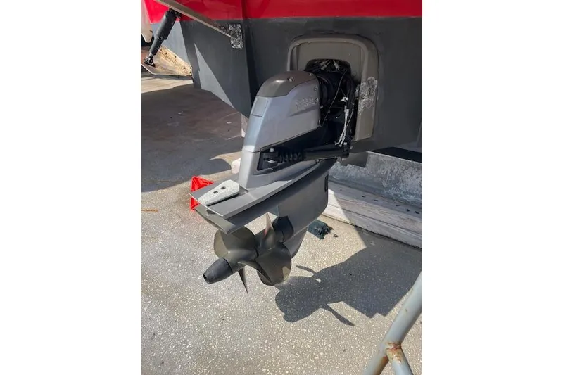 Slide: The Image of Outboard motor of 2015 Comercial Water Sports Ocean Pro 31 boat on display. - 33
