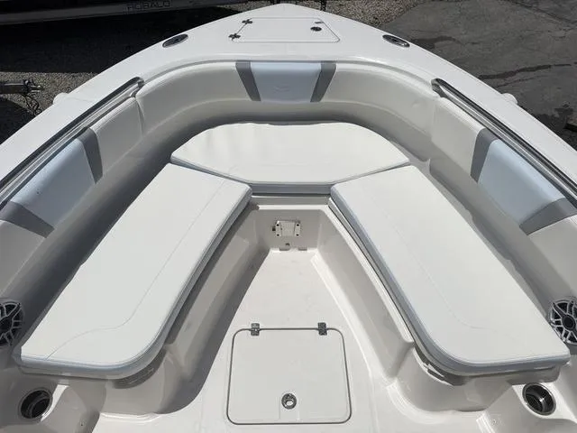 Slide: The Image of Robalo R232 Explorer 2025 - 10