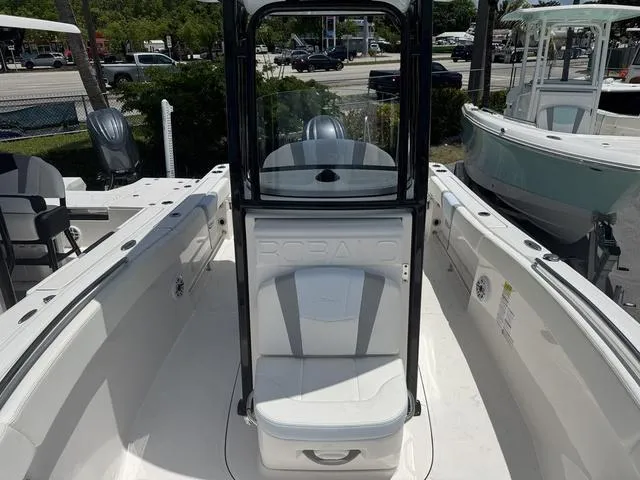 Slide: The Image of Robalo R232 Explorer 2025 - 13