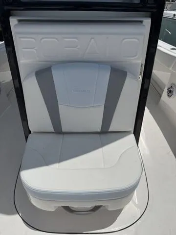 Slide: The Image of Robalo R232 Explorer 2025 - 14