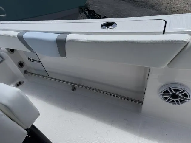 Slide: The Image of Robalo R232 Explorer 2025 - 19