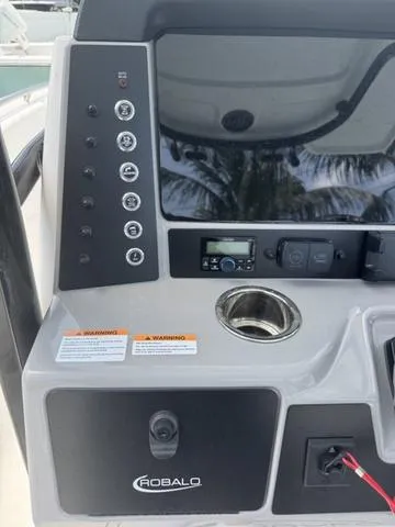 Slide: The Image of Robalo R232 Explorer 2025 - 24