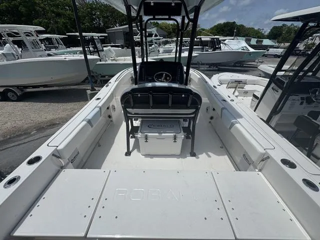 The Image of Robalo R232 Explorer 2025 - 4