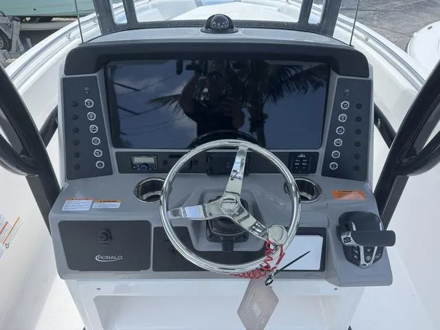 Slide: The Image of Robalo R232 Explorer 2025 - 7