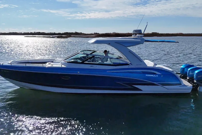 Slide: The Image of 2019 Formula 350 Crossover Bowrider OB cruising on a sunny day. - 10