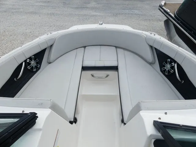 Slide: The Image of Sea Ray SPX 210 Outboard 2021 - 12