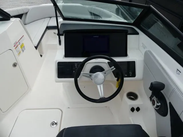Slide: The Image of Sea Ray SPX 210 Outboard 2021 - 8