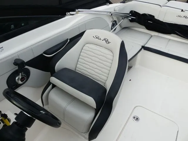 Slide: The Image of Sea Ray SPX 210 Outboard 2021 - 9