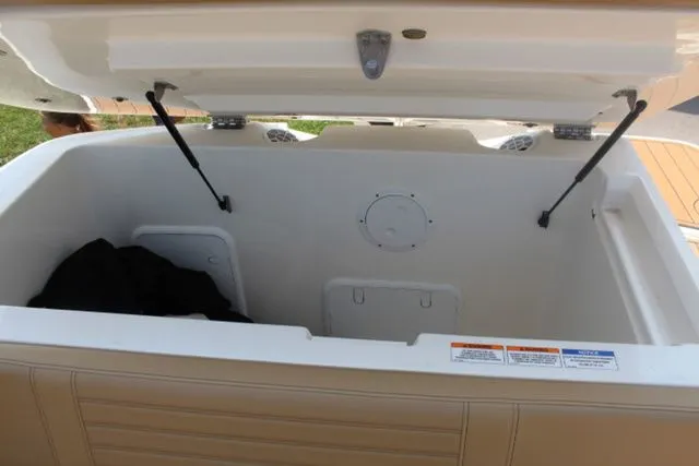 Slide: The Image of Sea Ray SPX 230 Outboard 2019 - 18