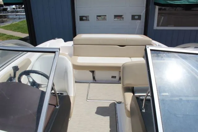 Slide: The Image of Regal 1900 ES Bowrider 2016 - 10