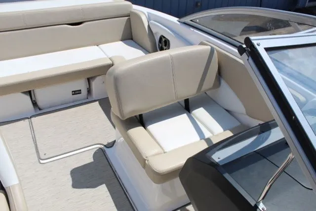 Slide: The Image of Regal 1900 ES Bowrider 2016 - 11