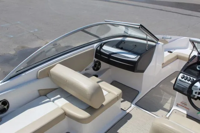 Slide: The Image of Regal 1900 ES Bowrider 2016 - 7