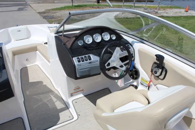 Slide: The Image of Regal 1900 ES Bowrider 2016 - 8