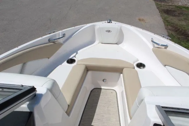 Slide: The Image of Regal 1900 ES Bowrider 2016 - 9