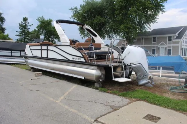 Slide: The Image of Harris Grand Mariner 250 SLDH 2025 - 2