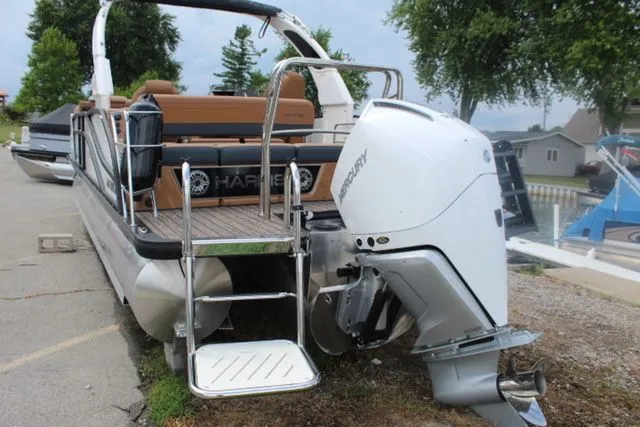 Slide: The Image of Harris Grand Mariner 250 SLDH 2025 - 3