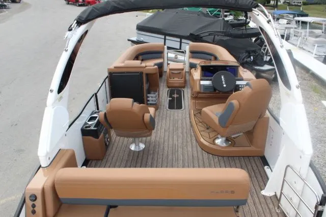 Slide: The Image of Harris Grand Mariner 250 SLDH 2025 - 6