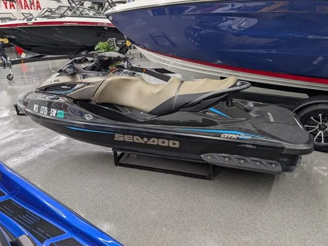 Slide: The Image of Sea-Doo GTX 2017 - 3