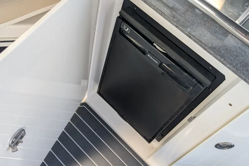 Slide: The Image of Sea Ray 310 SUNDANCER 2012 - 9