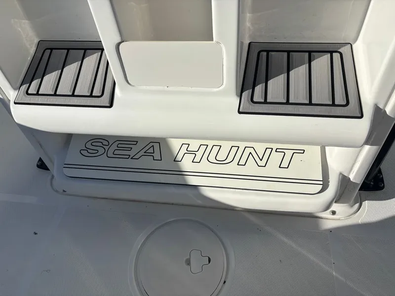 Slide: The Image of Sea Hunt Ultra 229 CC 2022 - 32
