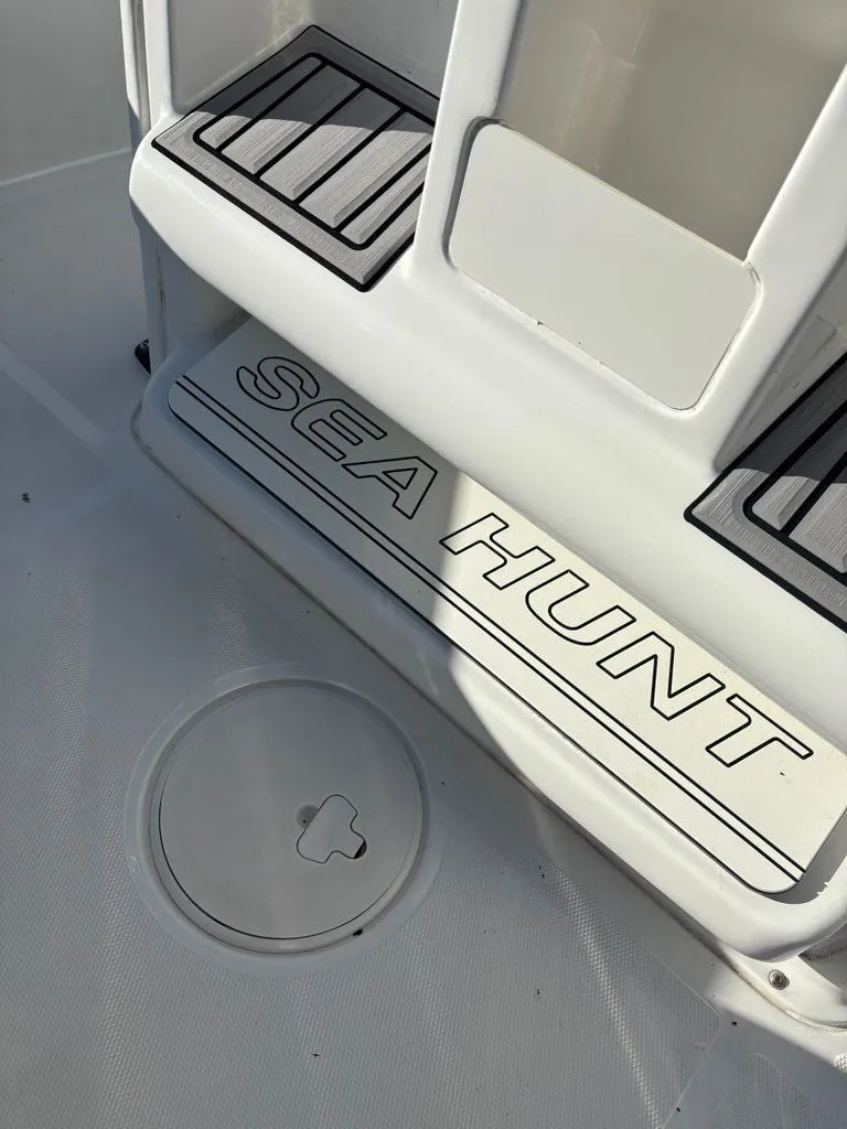 Slide: The Image of Sea Hunt Ultra 229 CC 2022 - 33