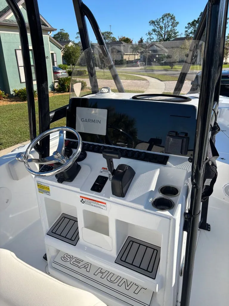 Slide: The Image of Sea Hunt Ultra 229 CC 2022 - 8