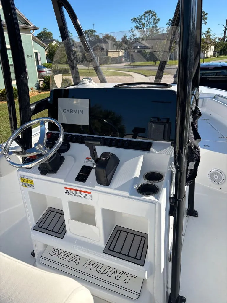 Slide: The Image of Sea Hunt Ultra 229 CC 2022 - 9