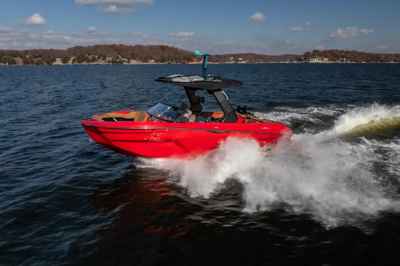 Slide: The Image of 2026 Tigé Z3 boat cruising on a lake, creating a dynamic water splash. - 38