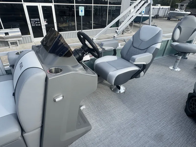 Slide: The Image of Avalon Venture 85 Quad Fish - 21' 2026 - 15