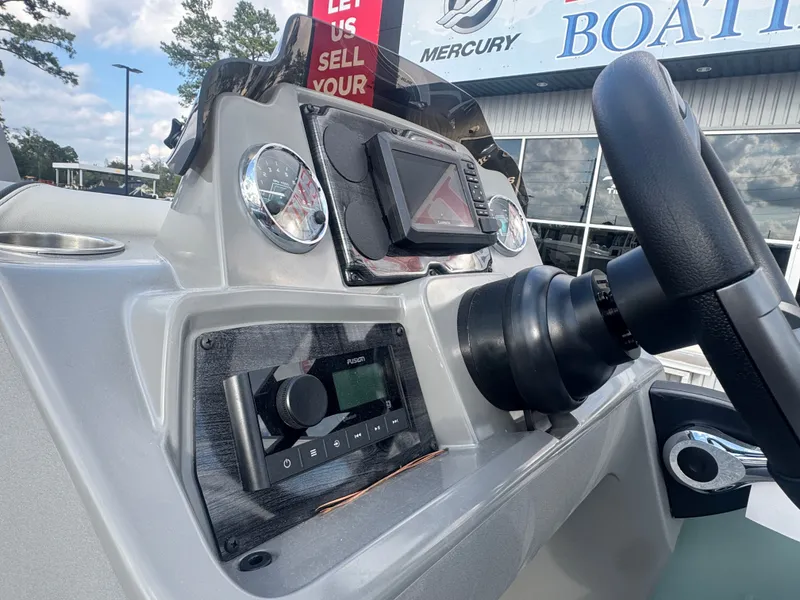 Slide: The Image of Avalon Venture 85 Quad Fish - 21' 2026 - 16