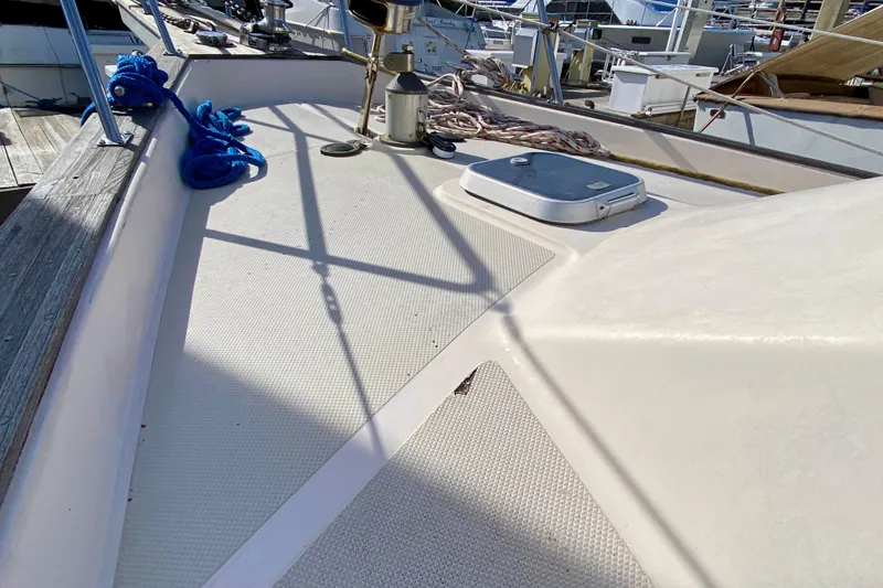 Slide: The Image of Deck of 1994 Island Packet 44 sailboat with ropes and hatch. - 28