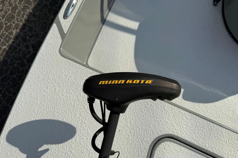 Slide: The Image of Minn Kota trolling motor on 2018 SCB Stingray boat deck. - 44