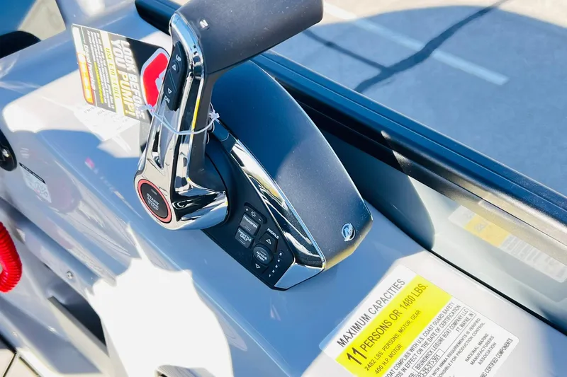 Slide: The Image of Throttle control of 2026 Harris Grand Mariner 230 boat, showing capacity label and controls. - 45
