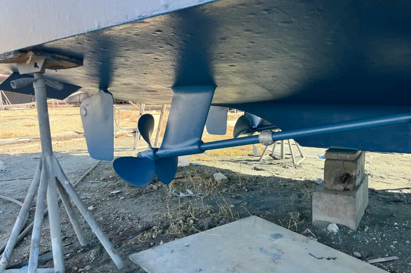 Slide: The Image of Underwater view of 1987 Hatteras 41 Convertible boat propeller and rudder. - 18