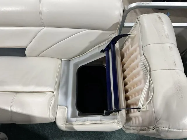 Slide: The Image of Premier 235 Grand Majestic 2005 - 15