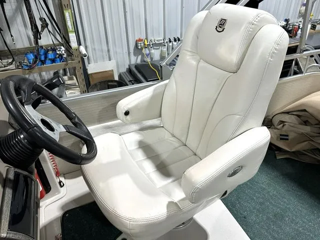 Slide: The Image of Premier 235 Grand Majestic 2005 - 23